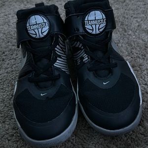 Kids Nike Teamhustle sneakers